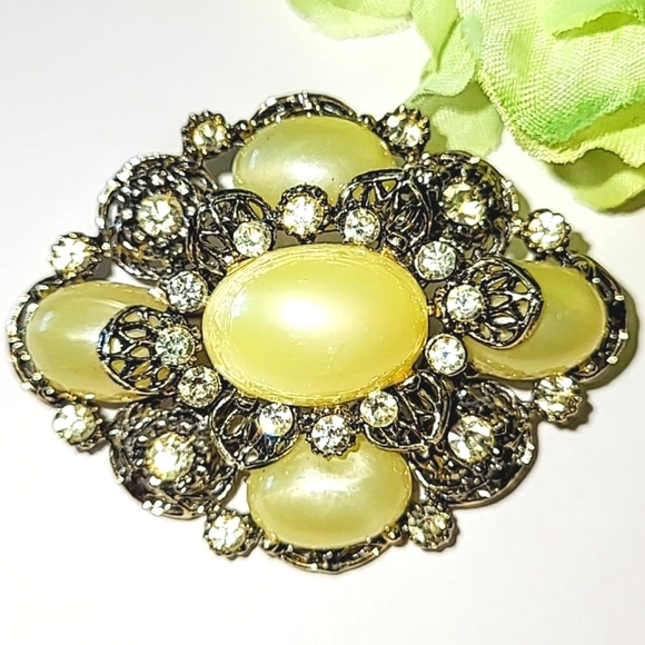 YELLOW MOONGLOW LUCITE & RHINESTONE VINTAGE PIN BROOCH - Picture 6 of 6